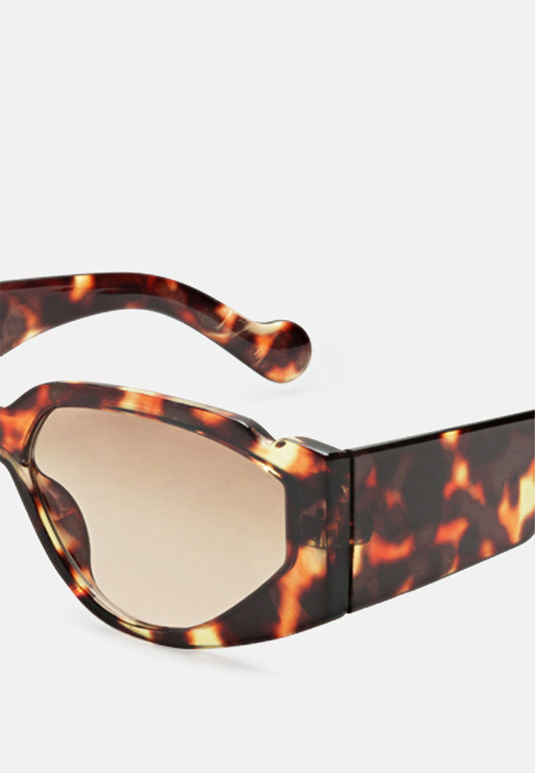 sport sunglasses with printed temples#color_tan