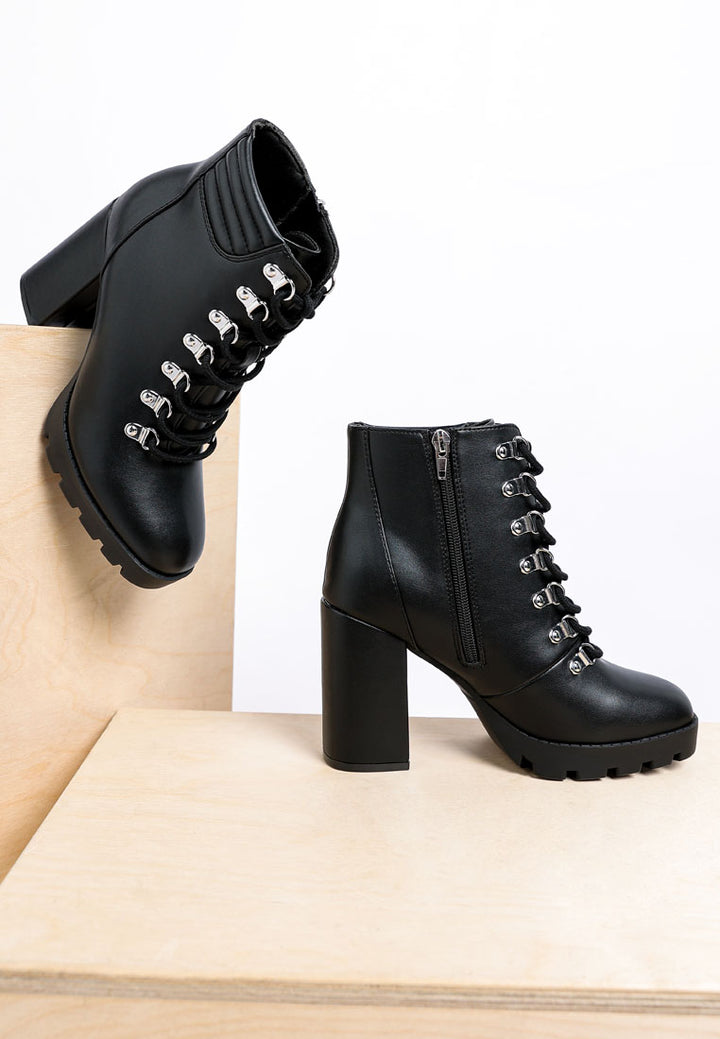 hamiltons lace up block heel boots#color_black