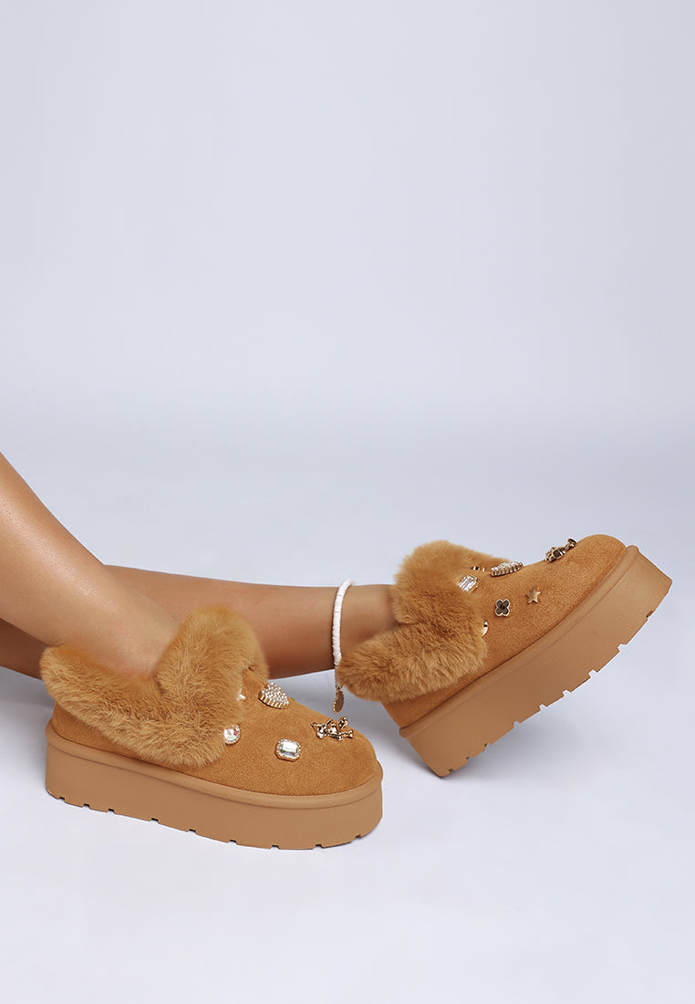 zeta charm detail slip on snow boots#color_tan