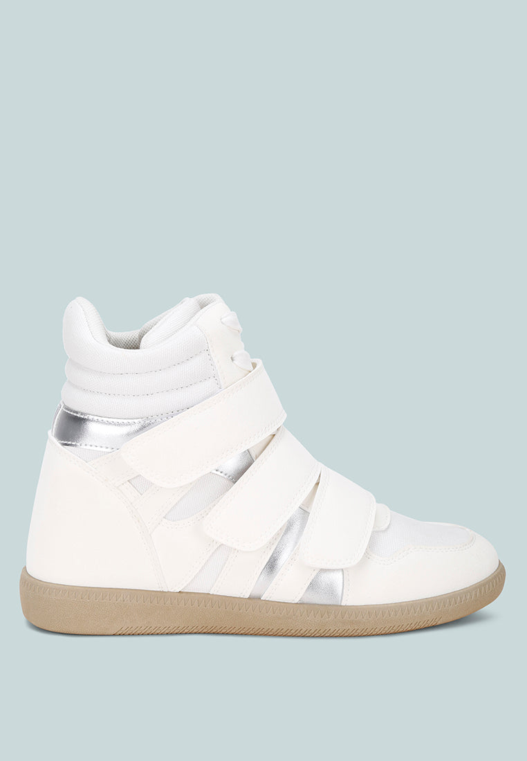 Zapatillas altas con triple correa y cuña acogedoras#color_white