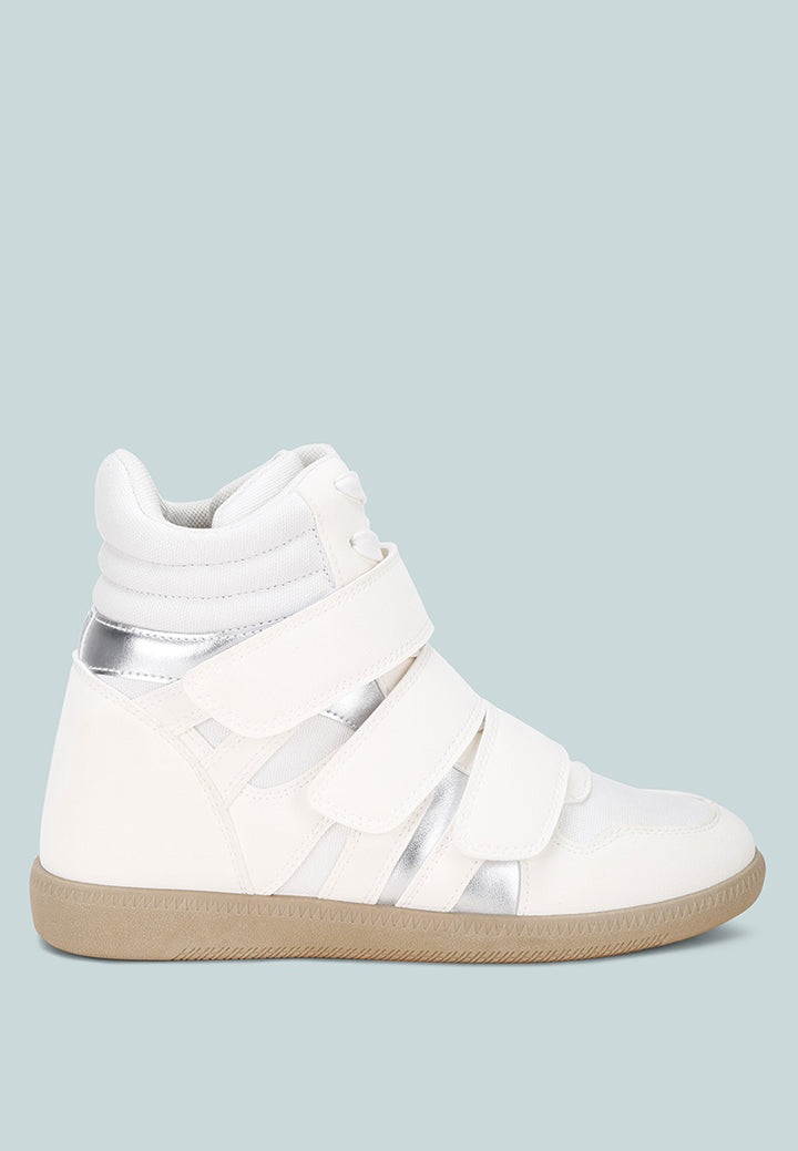 Zapatillas altas con triple correa y cuña acogedoras#color_white