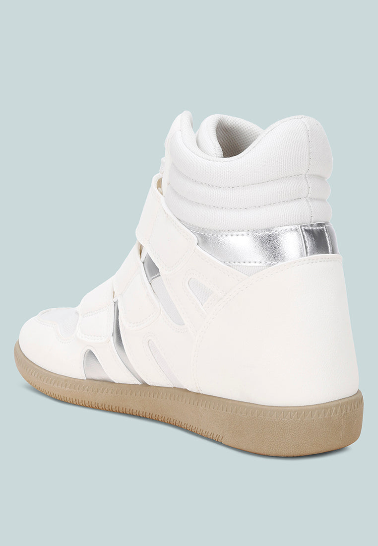 Zapatillas altas con triple correa y cuña acogedoras#color_white