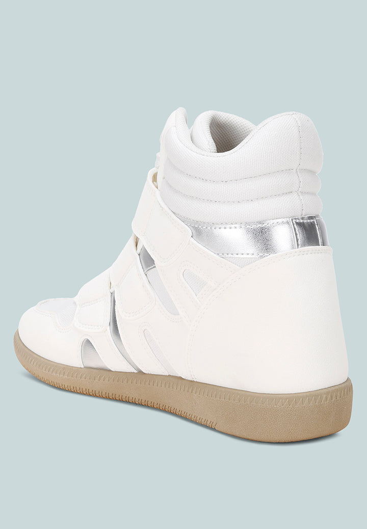 Zapatillas altas con triple correa y cuña acogedoras#color_white