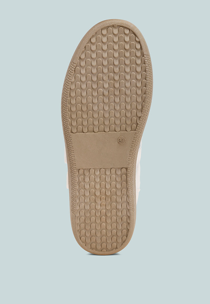 Zapatillas altas con triple correa y cuña acogedoras#color_white