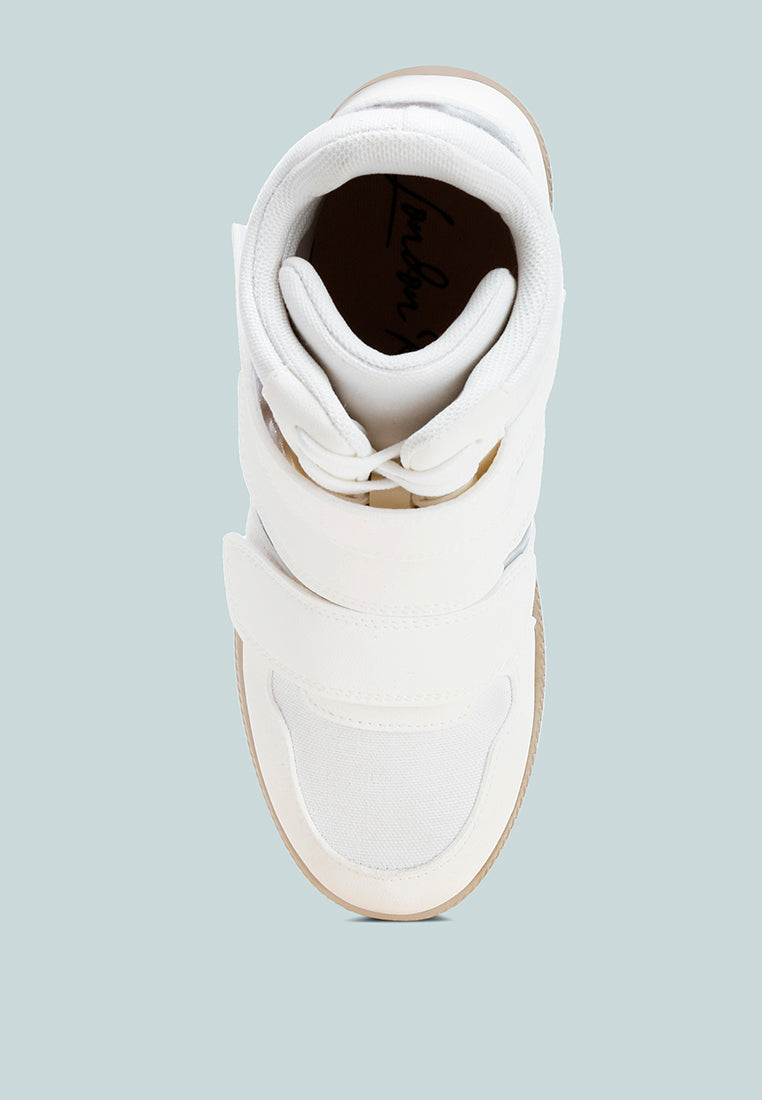 Zapatillas altas con triple correa y cuña acogedoras#color_white