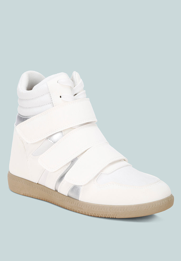 Zapatillas altas con triple correa y cuña acogedoras#color_white
