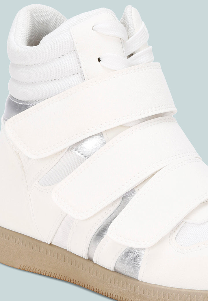 Zapatillas altas con triple correa y cuña acogedoras#color_white