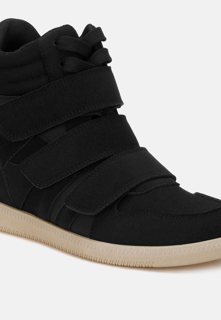 Zapatillas altas con triple correa y cuña acogedoras#color_black