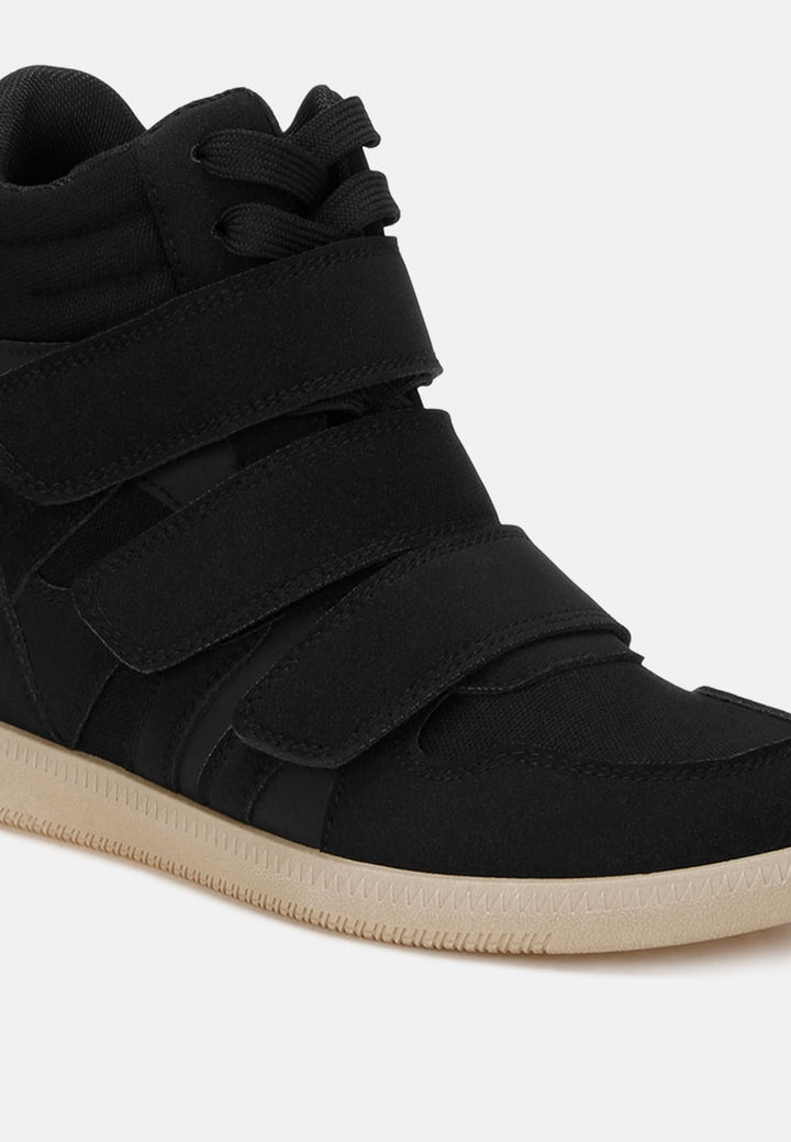 Zapatillas altas con triple correa y cuña acogedoras#color_black