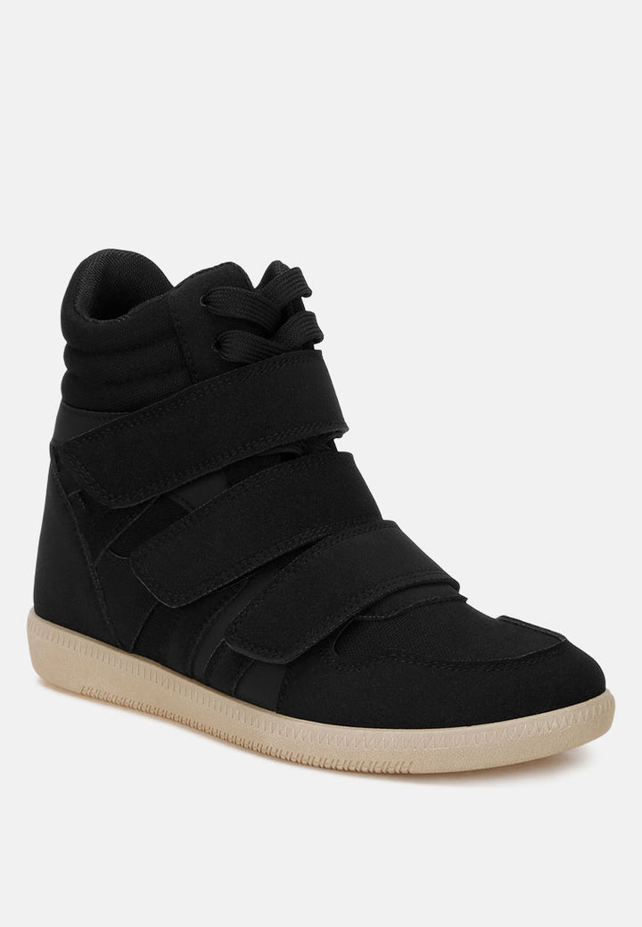 Zapatillas altas con triple correa y cuña acogedoras#color_black