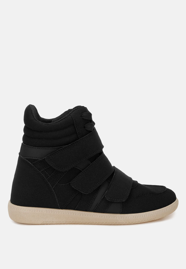 Zapatillas altas con triple correa y cuña acogedoras#color_black