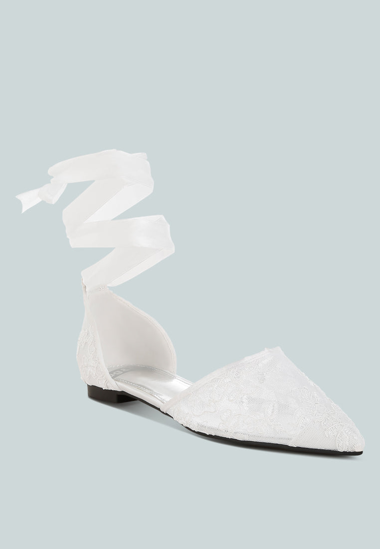 sandalias planas con tira de perlas y strass de shrami#color_white