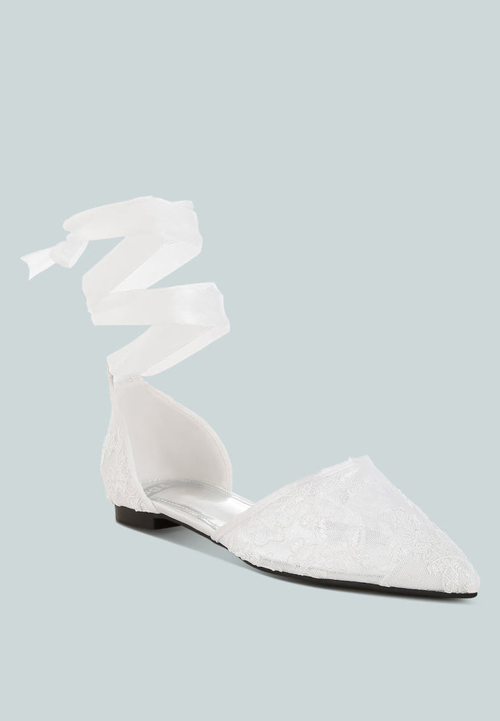 sandalias planas con tira de perlas y strass de shrami#color_white