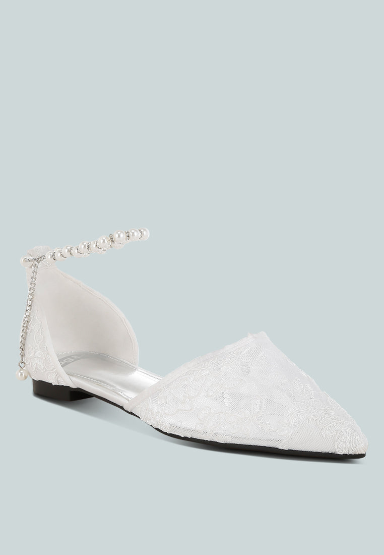 sandalias planas con tira de perlas y strass de shrami#color_white