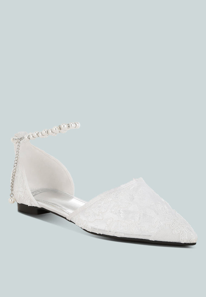 sandalias planas con tira de perlas y strass de shrami#color_white