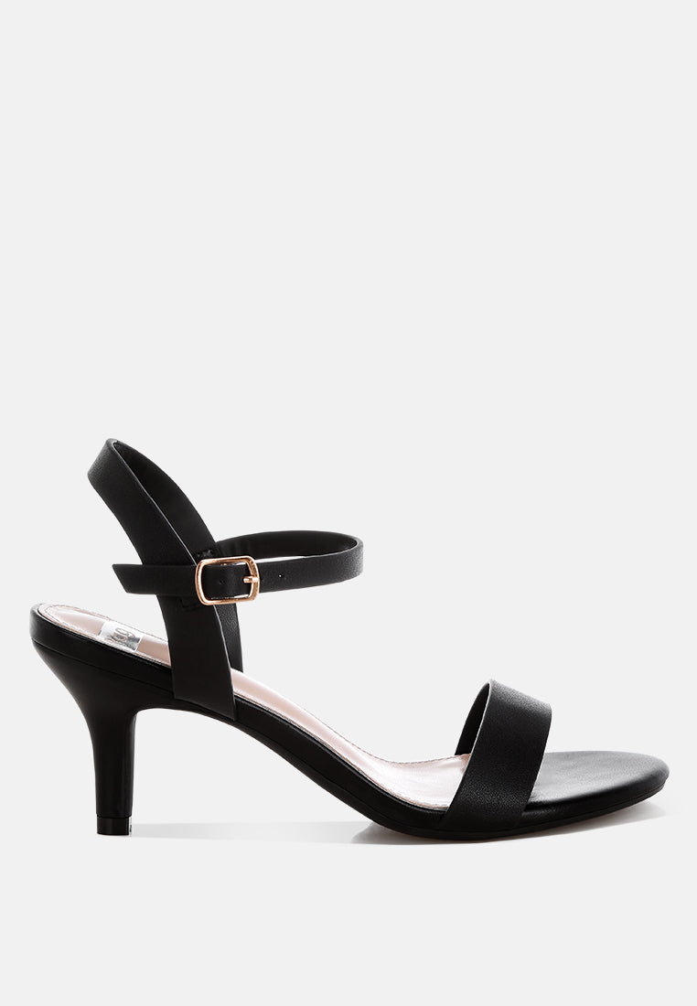 sandalias tomari con tacón gatito y hebilla#color_negro-cuero-genuino