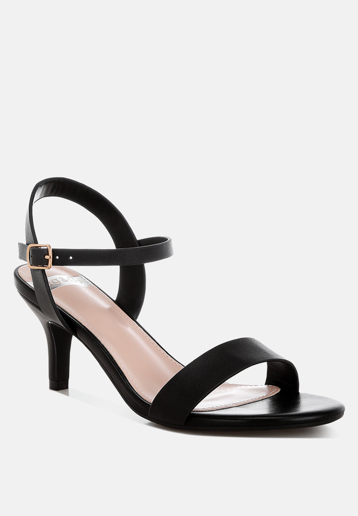 sandalias tomari con tacón gatito y hebilla#color_negro-cuero-genuino