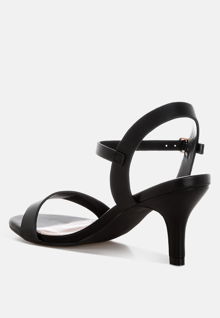 sandalias tomari con tacón gatito y hebilla#color_negro-cuero-genuino