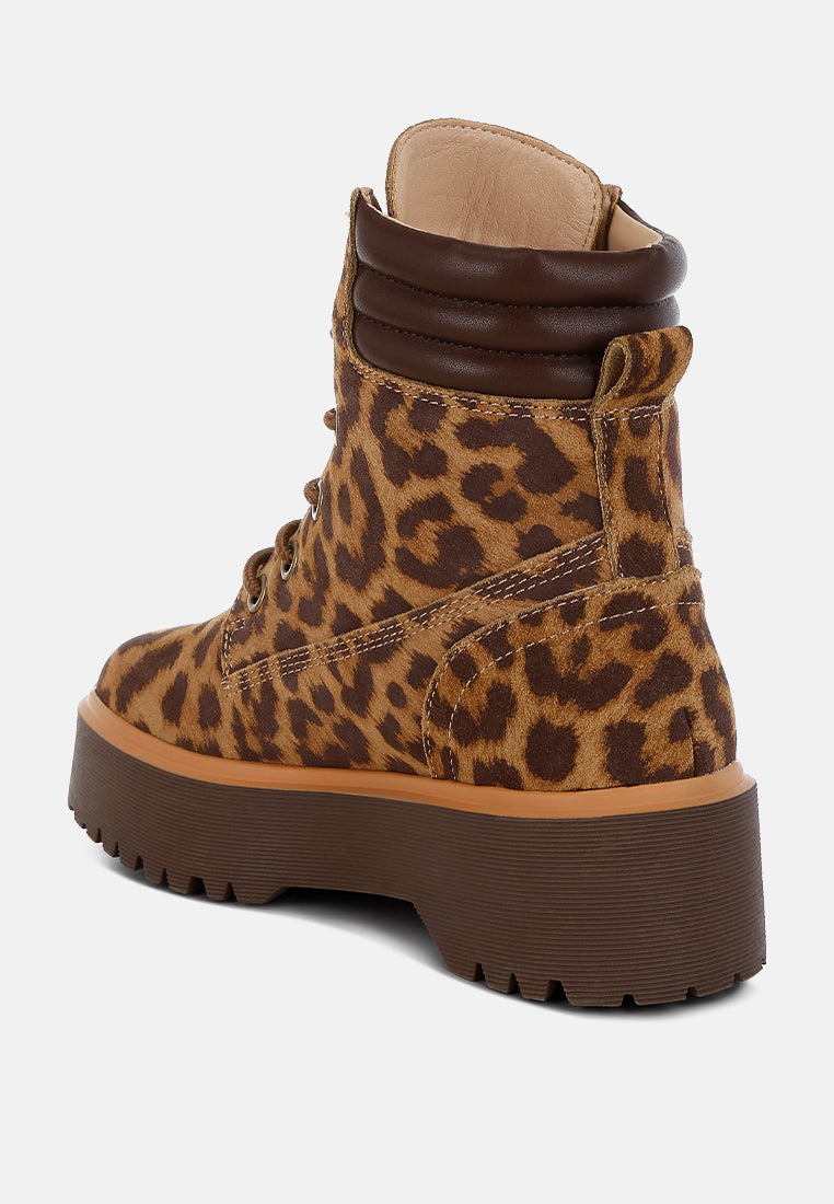 botas ujola de ante con estampado de leopardo y tobillo alto#color_leopard