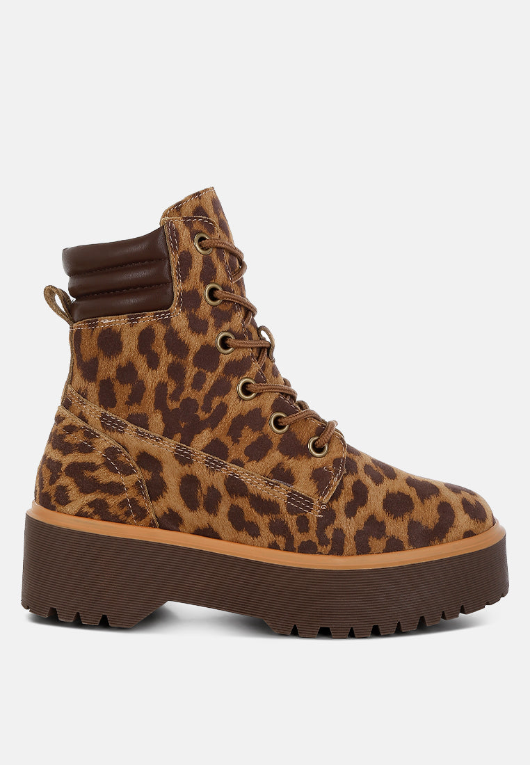 botas ujola de ante con estampado de leopardo y tobillo alto#color_leopard