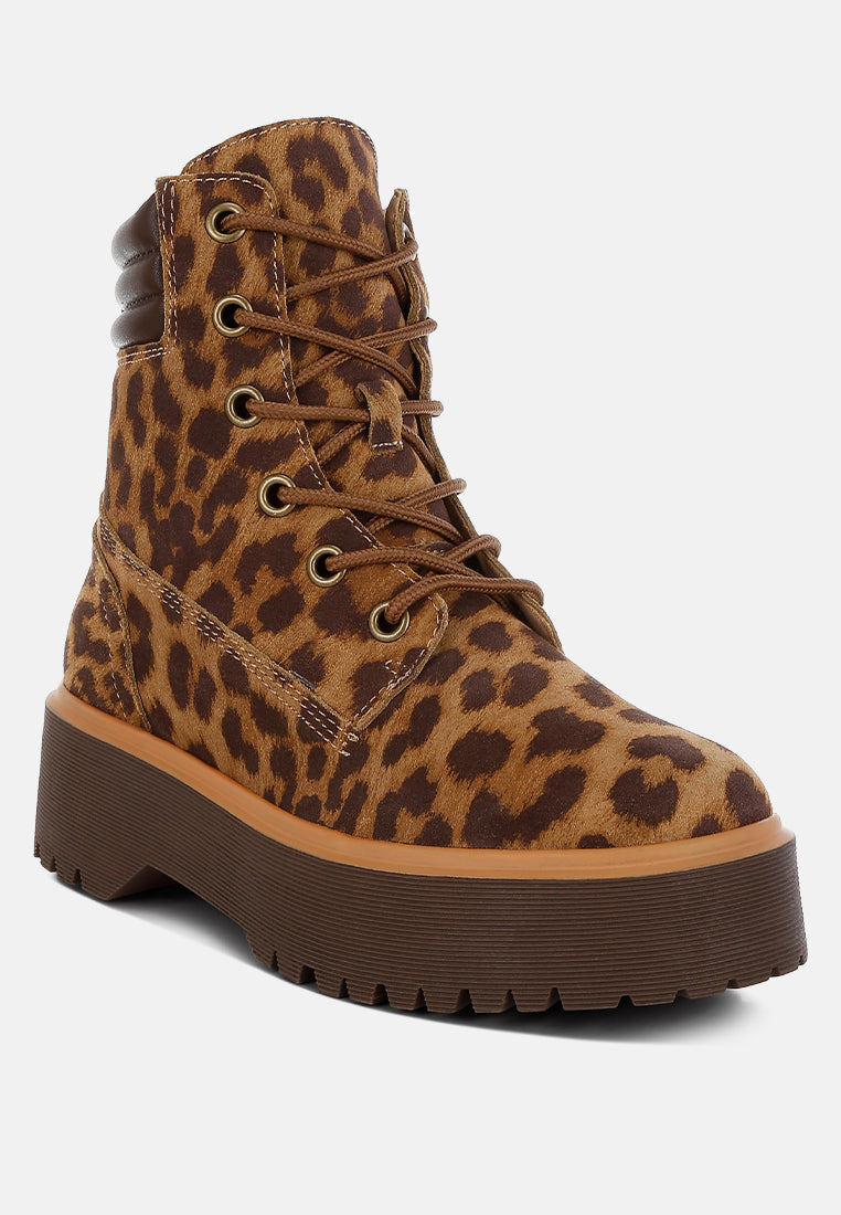 botas ujola de ante con estampado de leopardo y tobillo alto#color_leopard