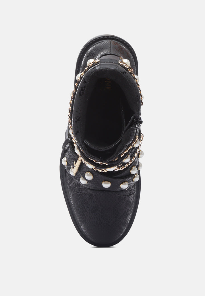 allonia ankle boots with pearl studs and chain details#color_snake-print