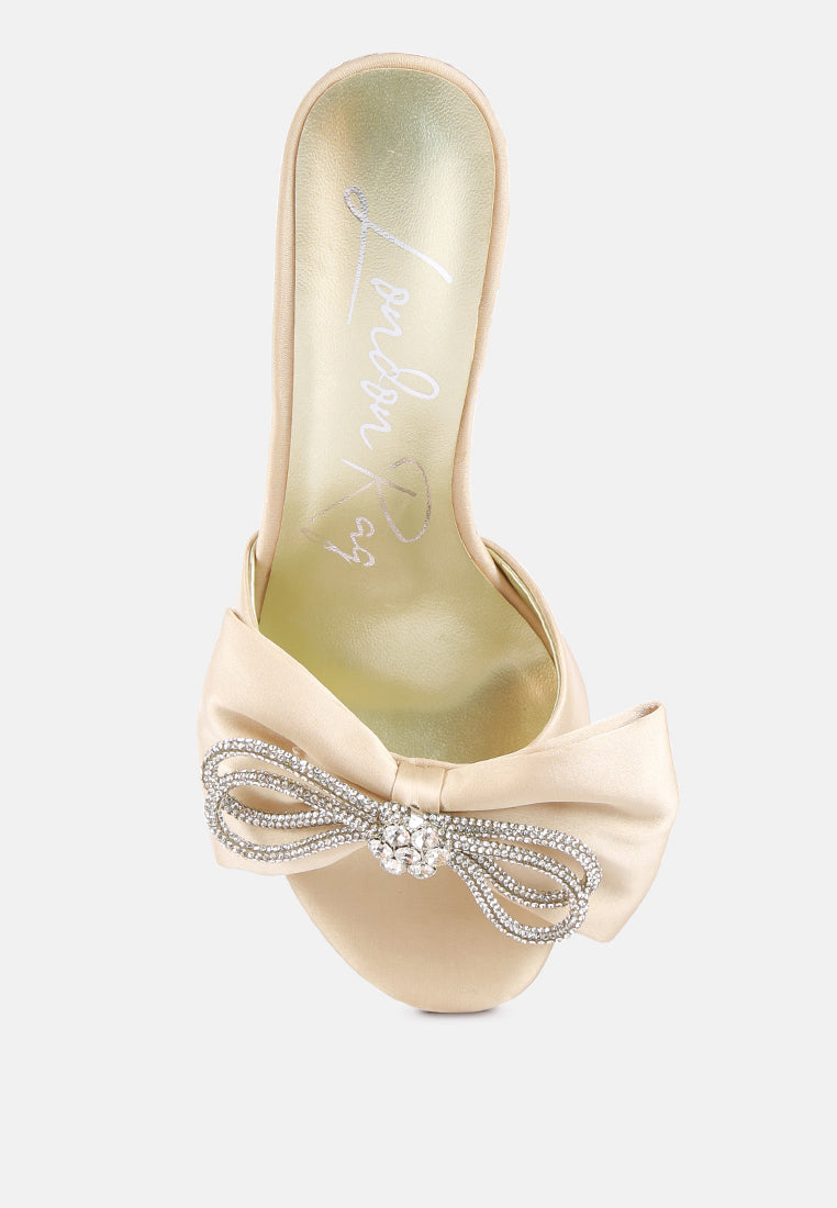 fanfarronear en sandalias de tacón alto de raso con lazo de cristal#color_beige
