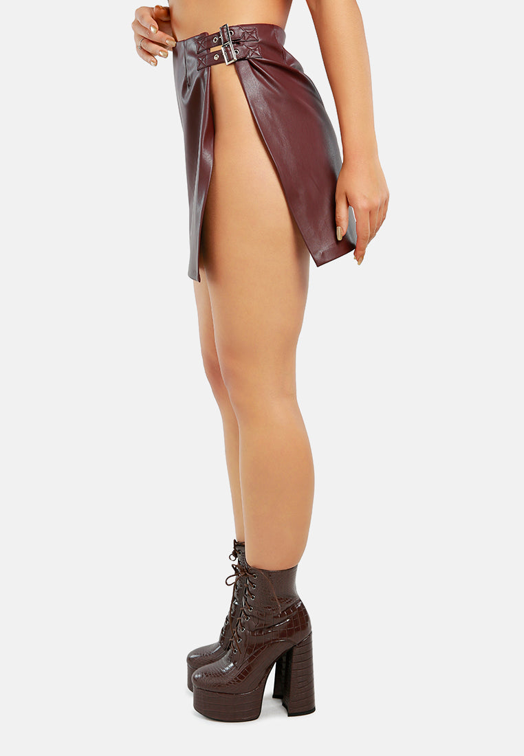 buckle belted mini skirt with a slit#color_chocolate