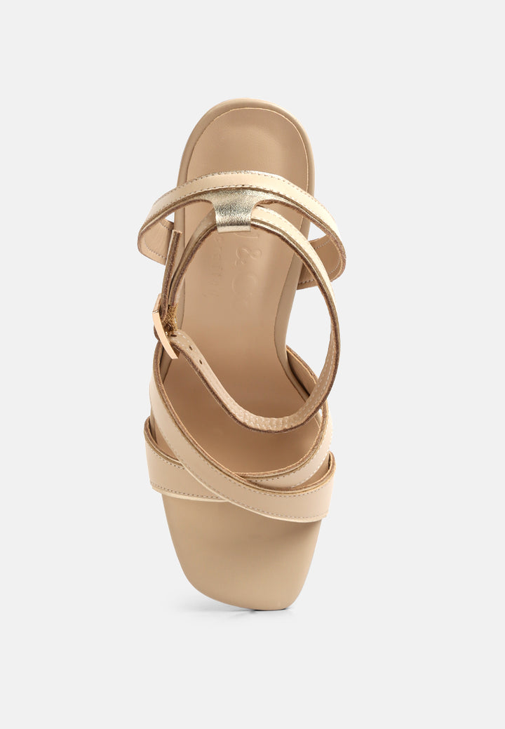 Heeri sandalias de tacón en bloque delgado con forro metálico#color_beige
