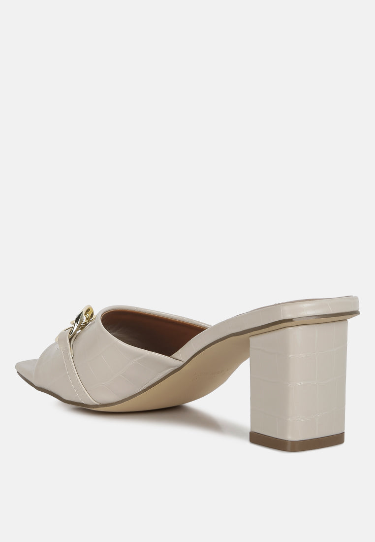 hotshot mid heel chain detail sandals#color_ecru