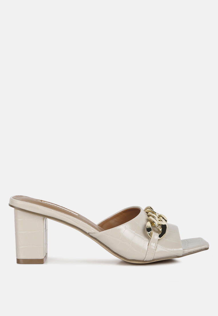 hotshot mid heel chain detail sandals#color_ecru