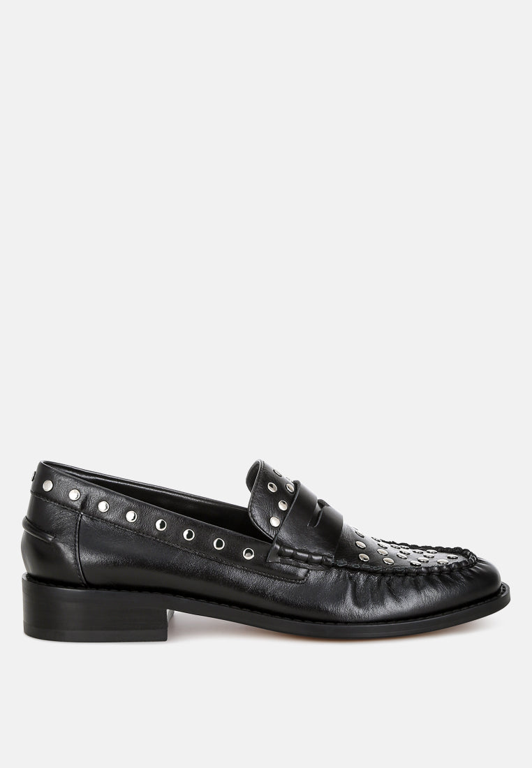 Mocasines oglavia de piel con adornos de tachuelas#color_black