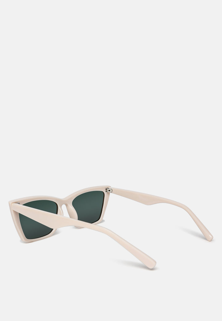 the dramatic cat eye sunglasses#color_green
