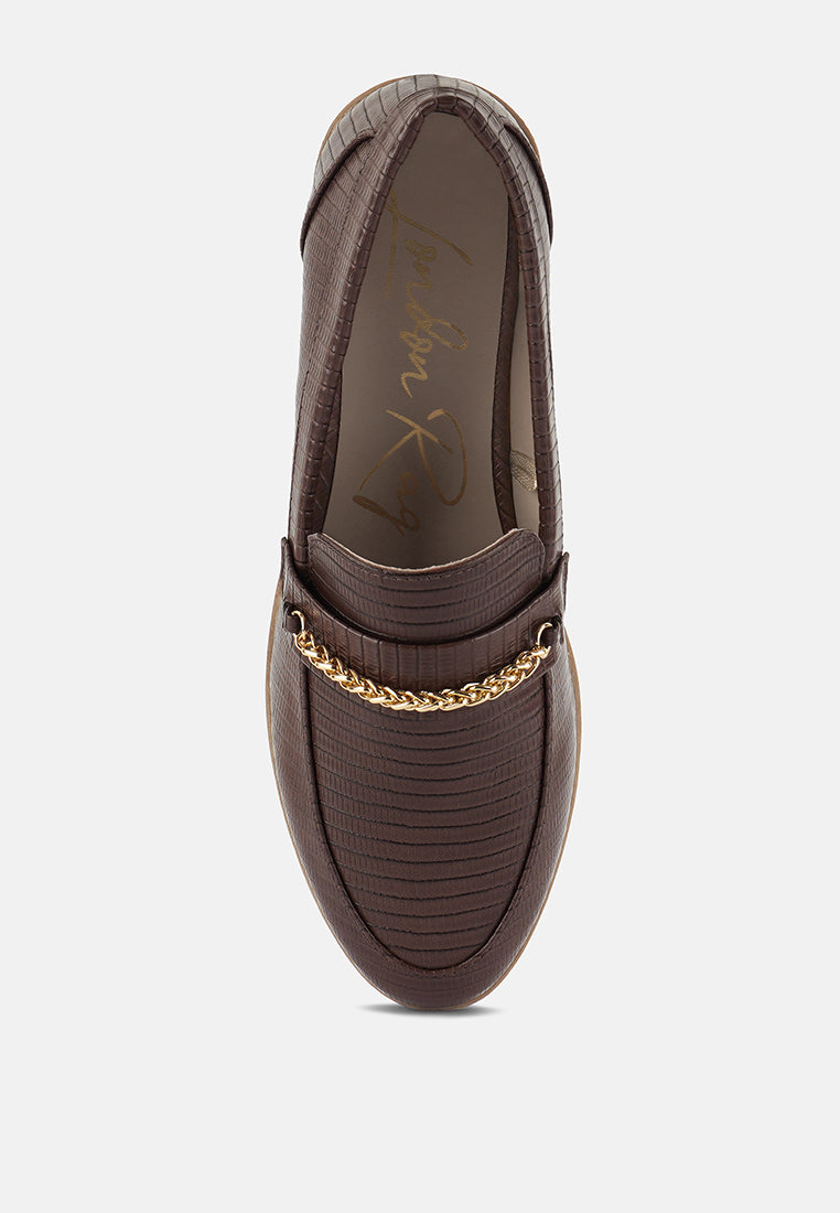 vouse low block loafers adorned with golden chain#color_brown