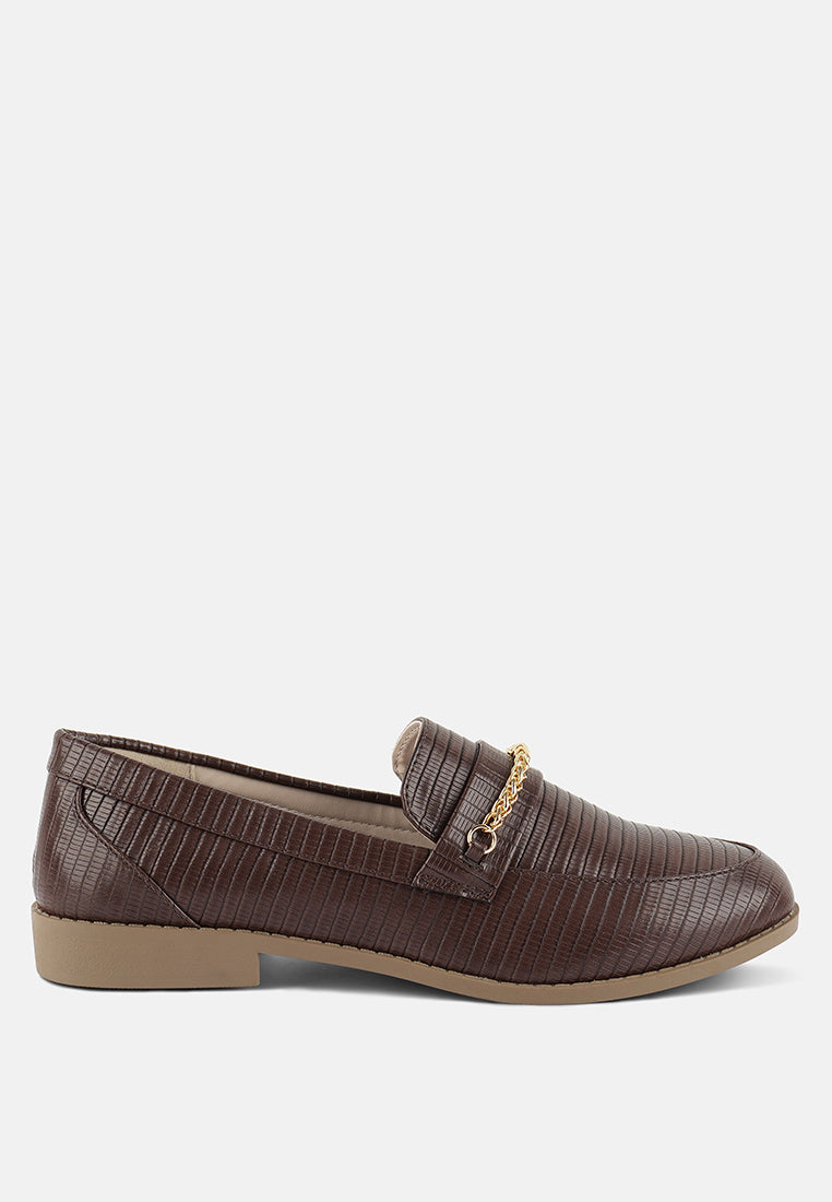 vouse low block loafers adorned with golden chain#color_brown