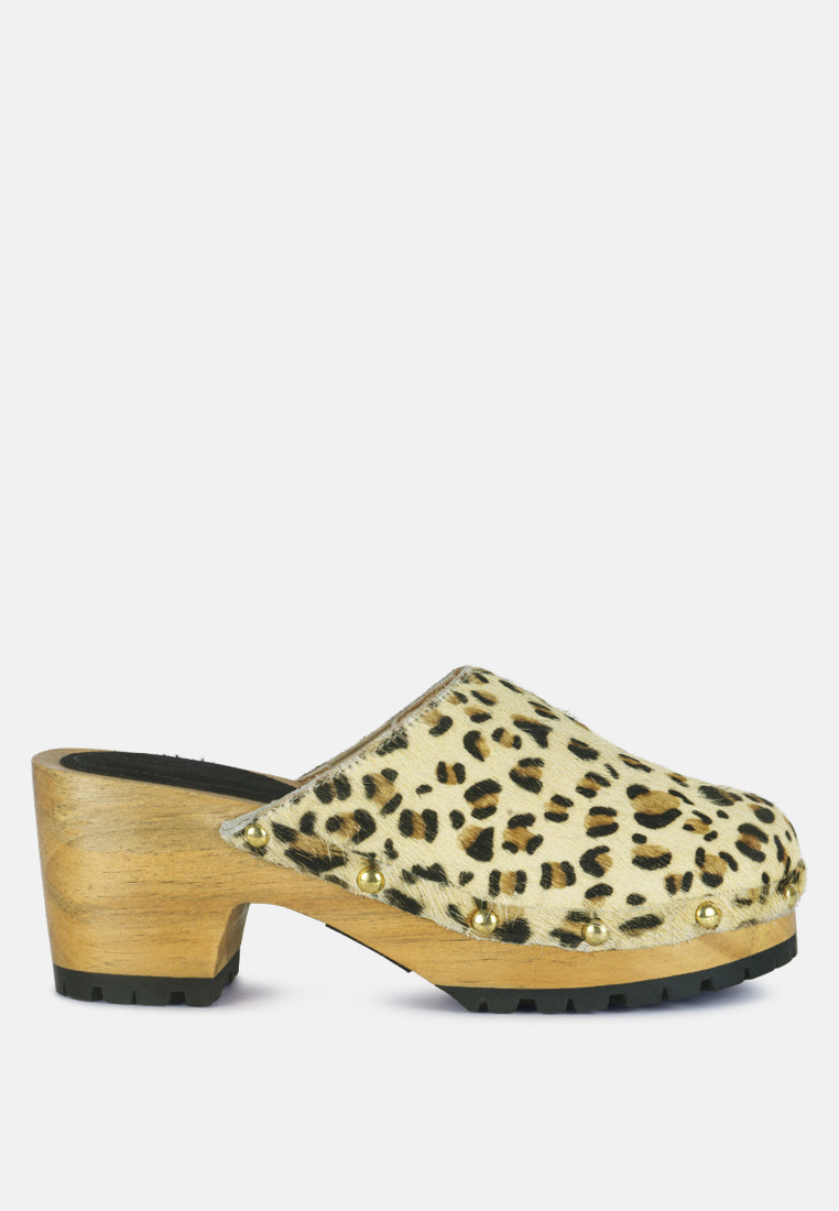 acer fine suede printed leopard clogs slides in beige#color_beige leopard
