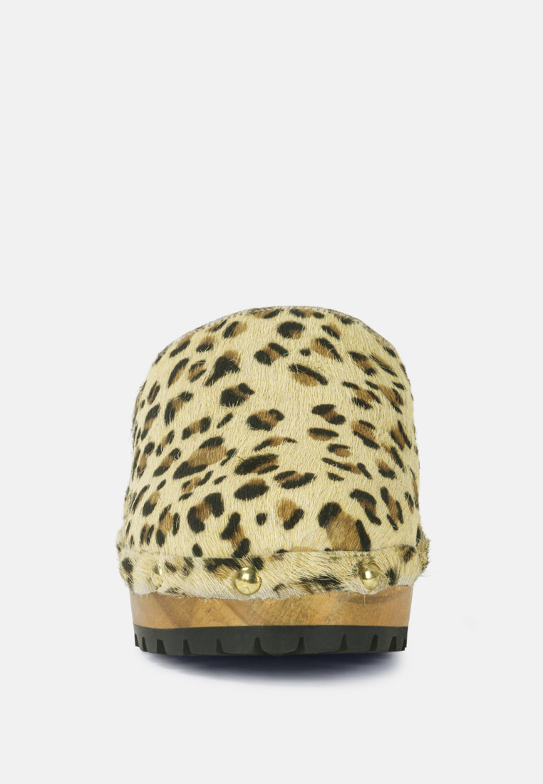 acer fine suede printed leopard clogs slides in beige#color_beige leopard