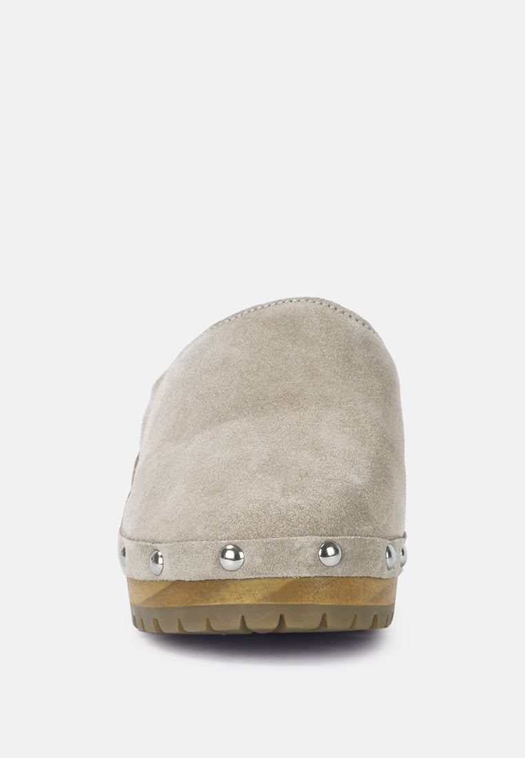 Mules tipo zuecos con tachuelas de ante fino Cedrus#color_beige