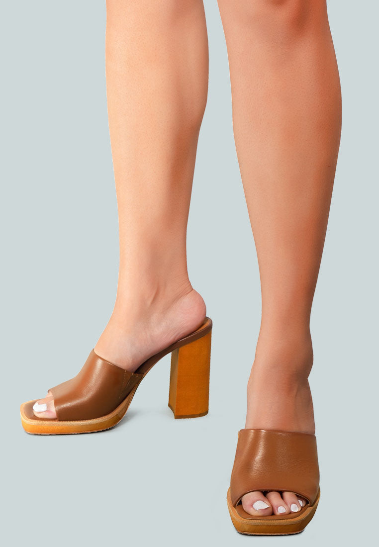 sandalia de bloque de tacón alto de cuero carey#color_tan