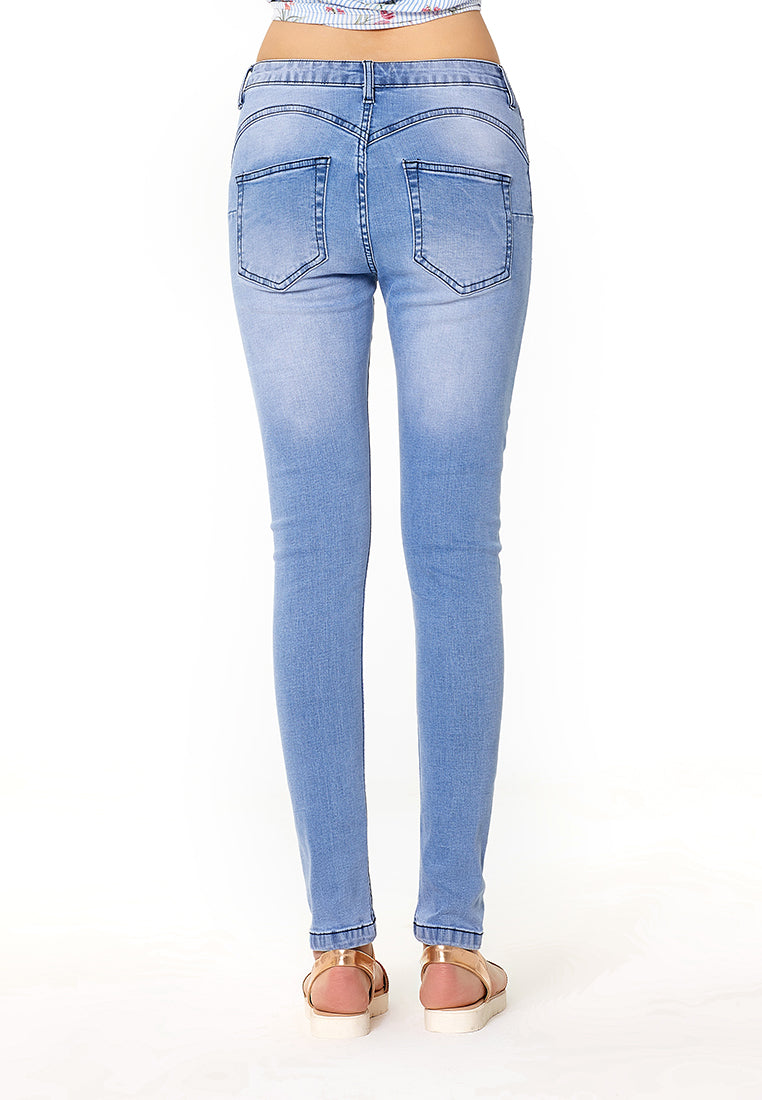 slim fit distressed jeans#color_light-blue