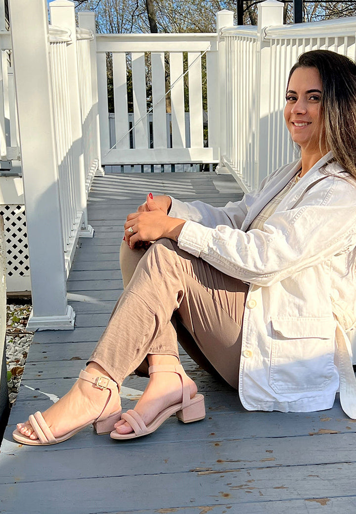 sandalia minimalista amelia con tacón en bloque#color_beige