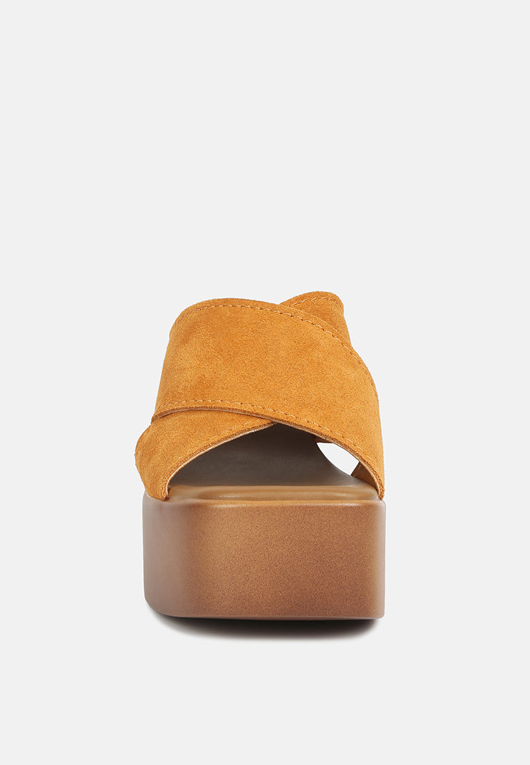 sandalias de tacón en bloque con tiras cruzadas#color_light-tan