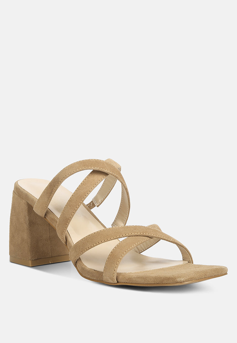 sandalias casuales con tiras y tacón en bloque#color_tan